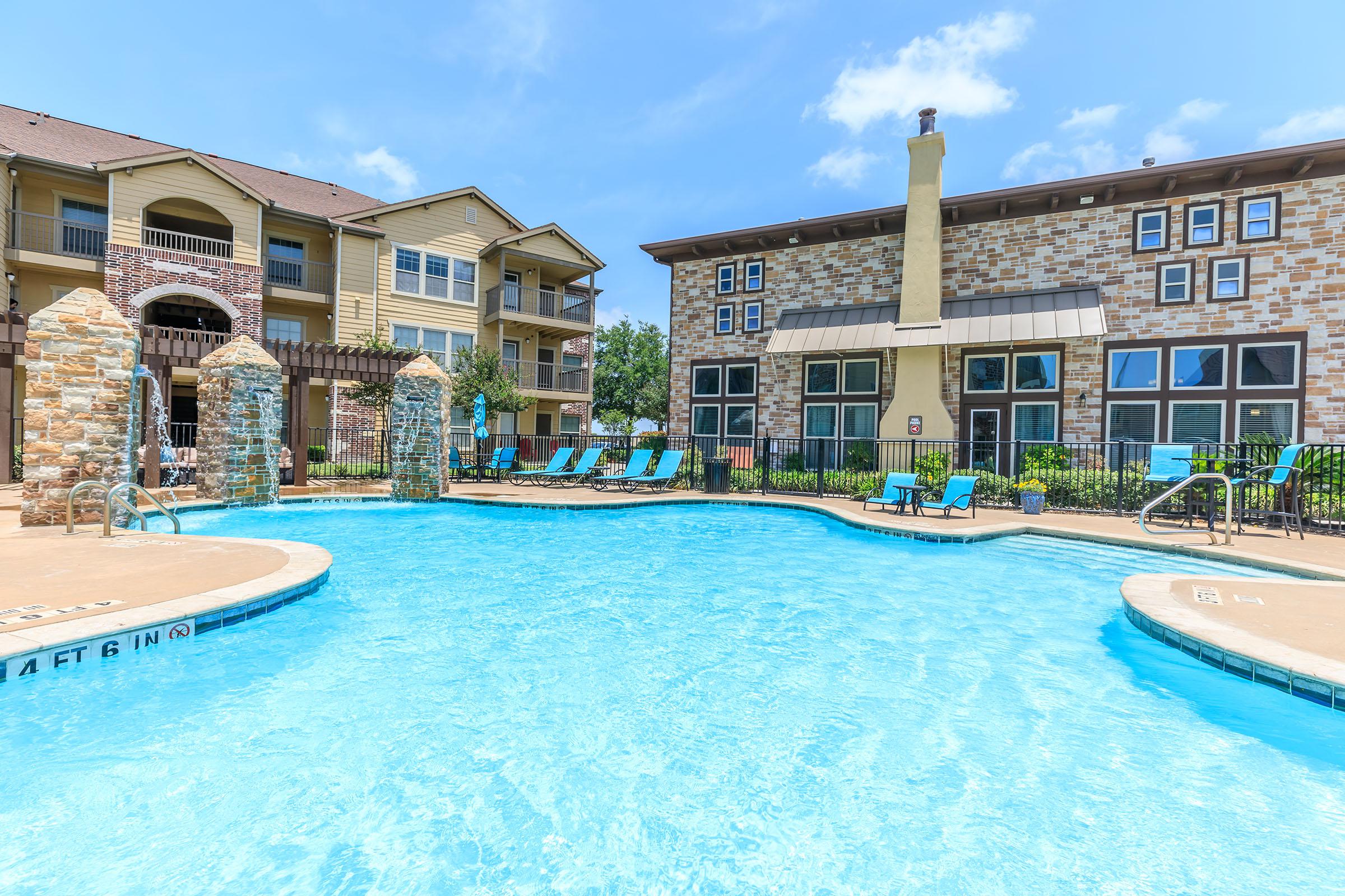 RELAXING POOL DECK