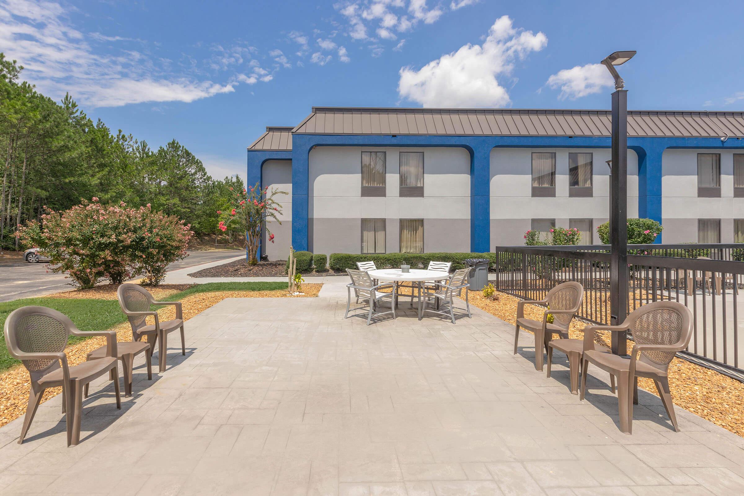 a row of wooden benches sitting on top of a building