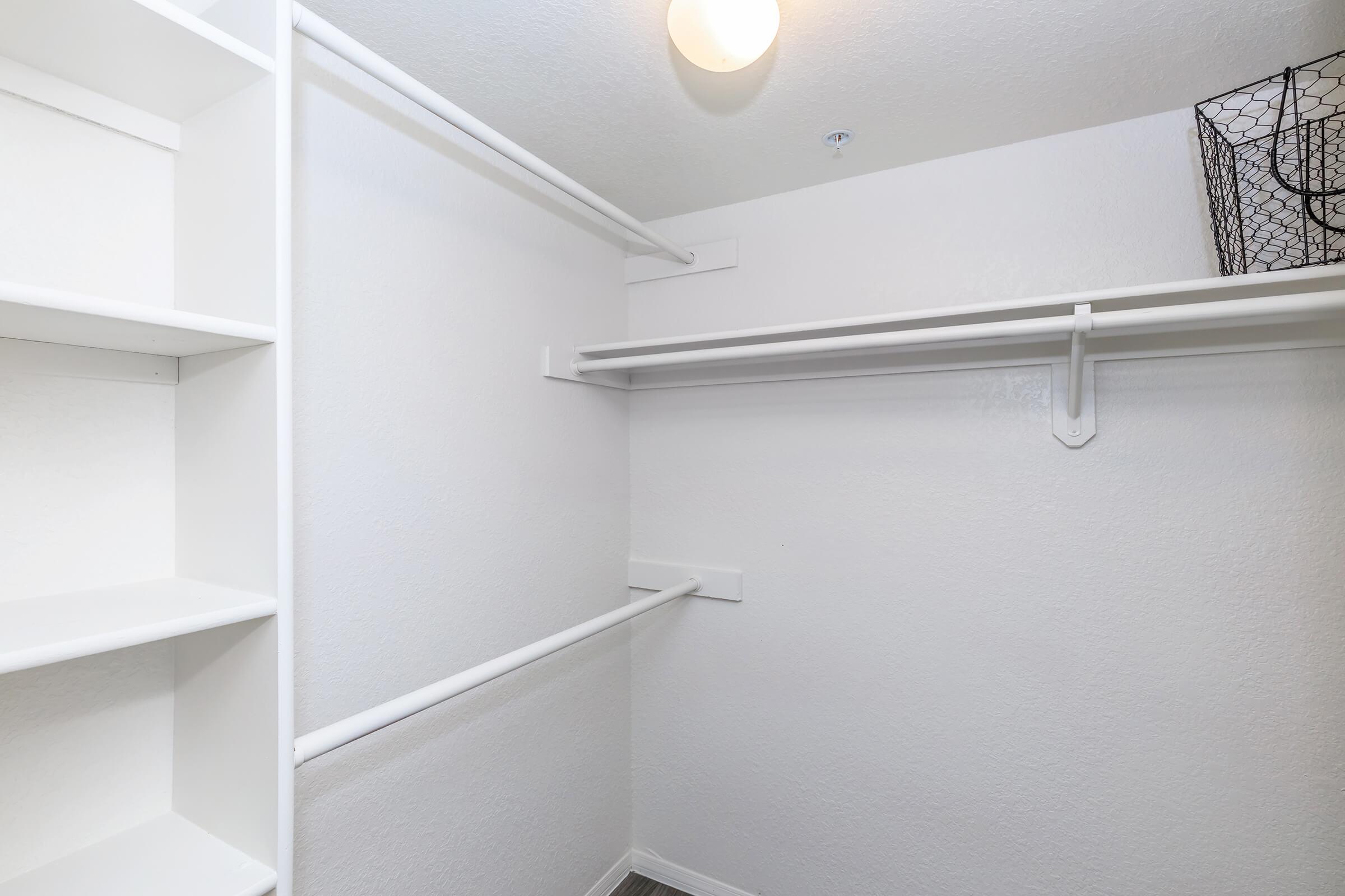 WALK-IN CLOSET