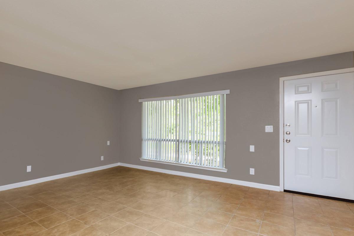 DICKINSON ARMS EXPANSIVE  LIVING ROOM 