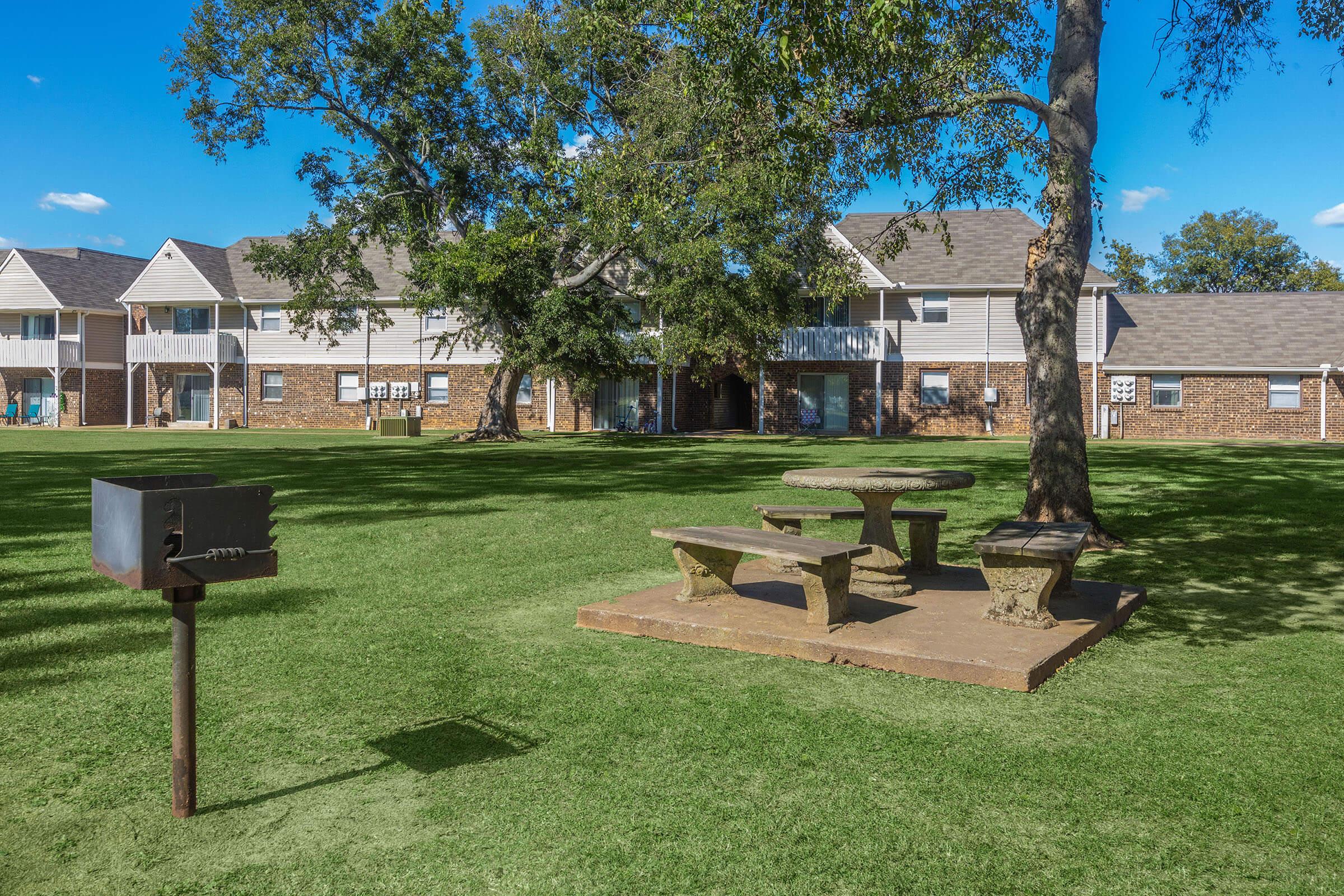 a group of lawn chairs sitting on a bench in front of a house