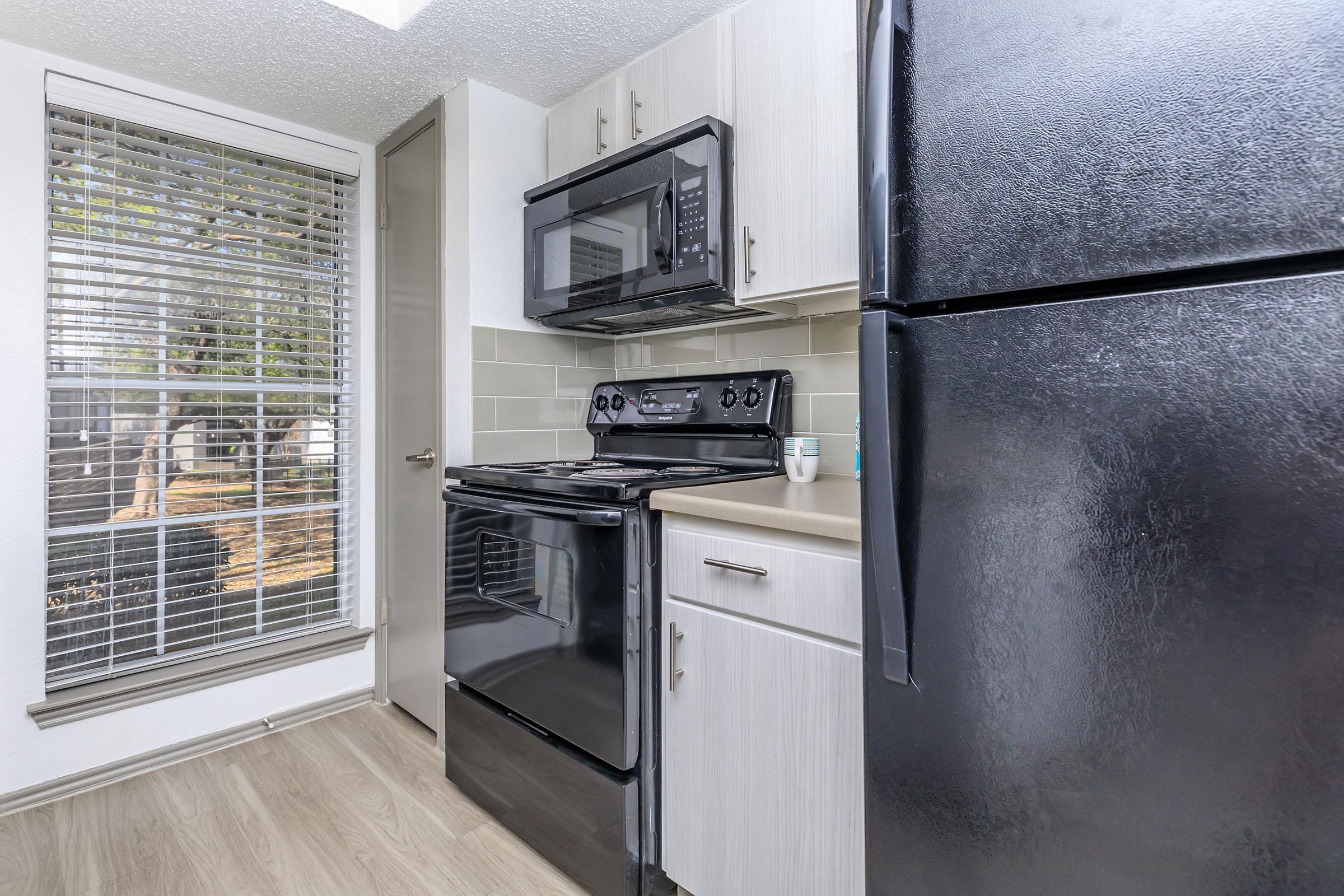 AMAZING KITCHEN JUST WAITING TO BE USED