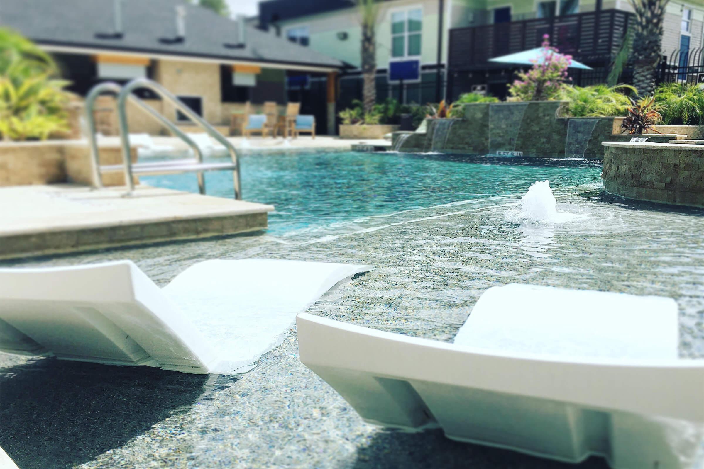 10DominionSquarePoolSunDeck.jpg