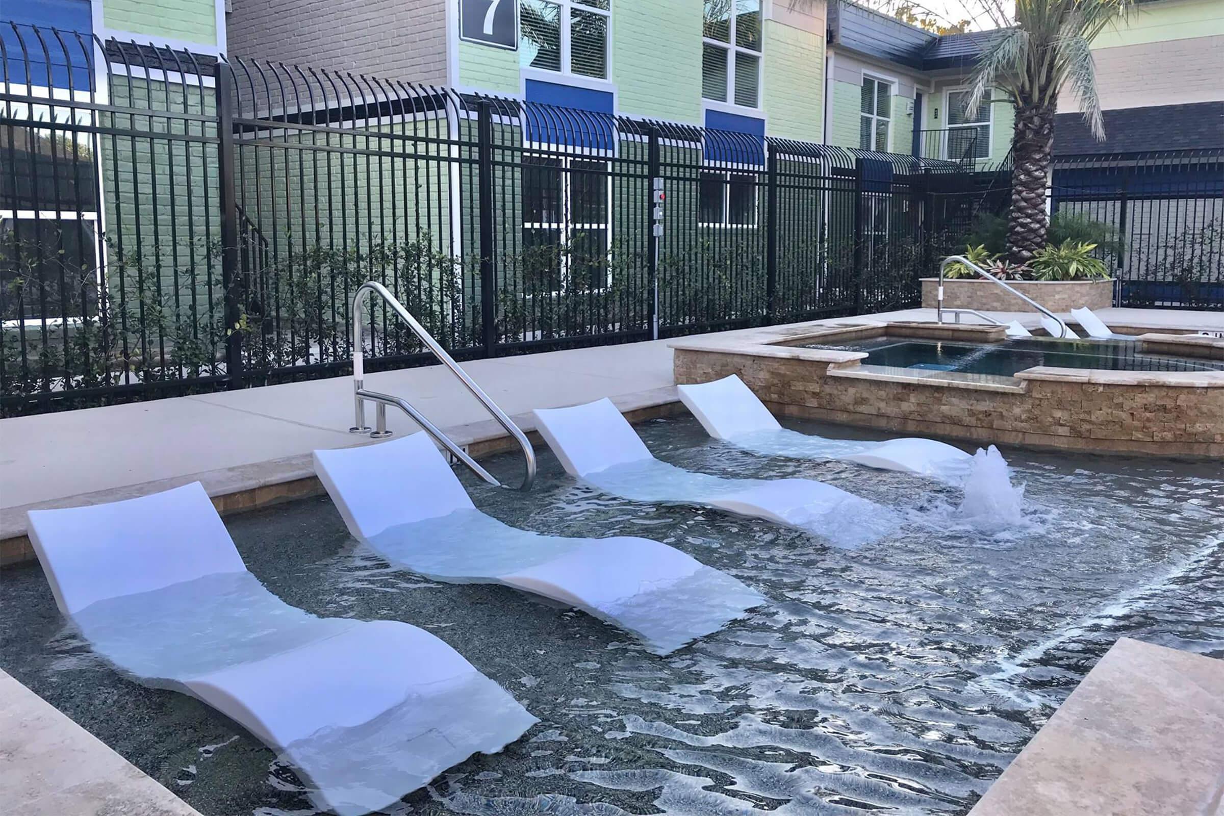 42DominionSquarePoolSunDeck.jpg