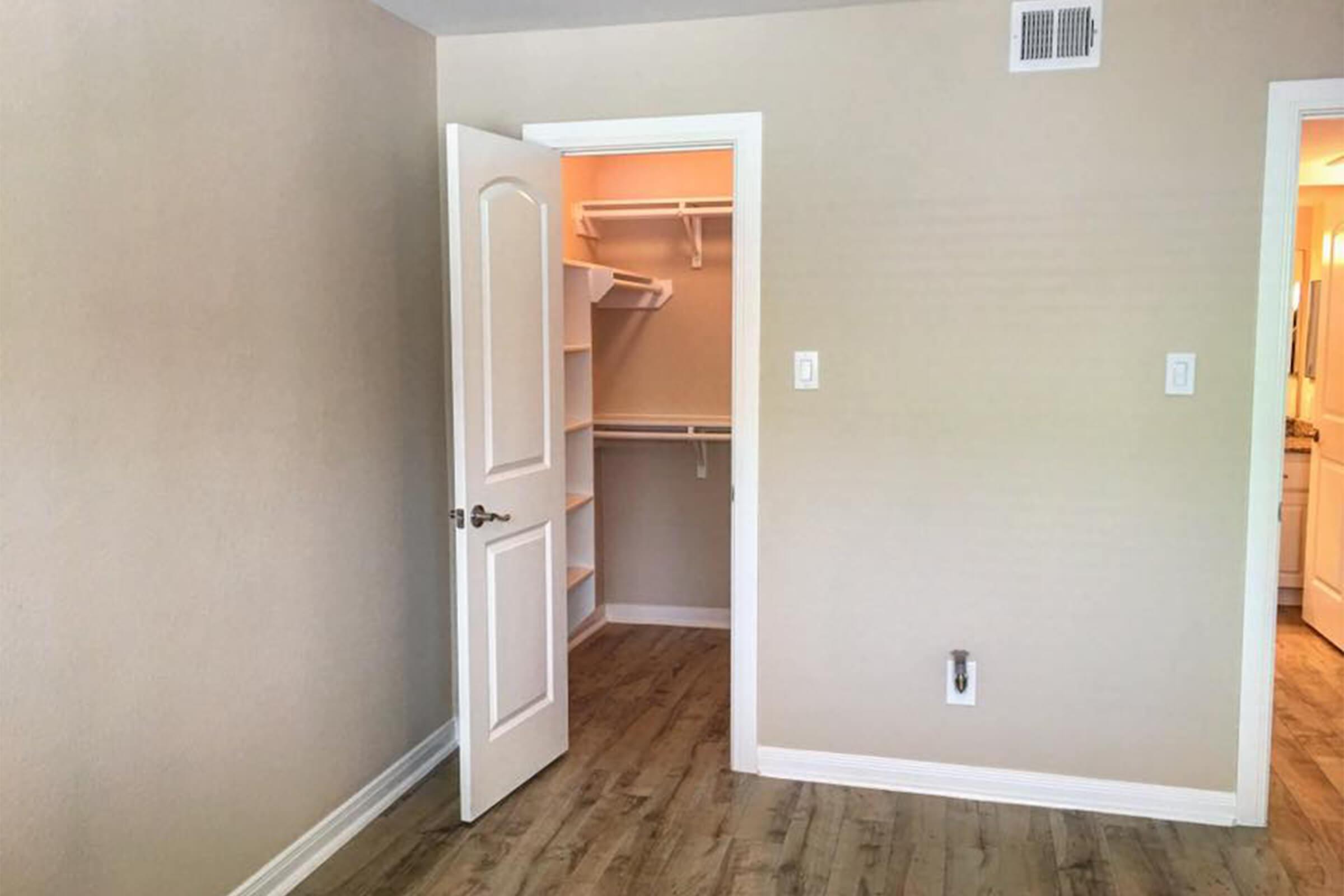 46DominionSquareInteriorCloset.jpg