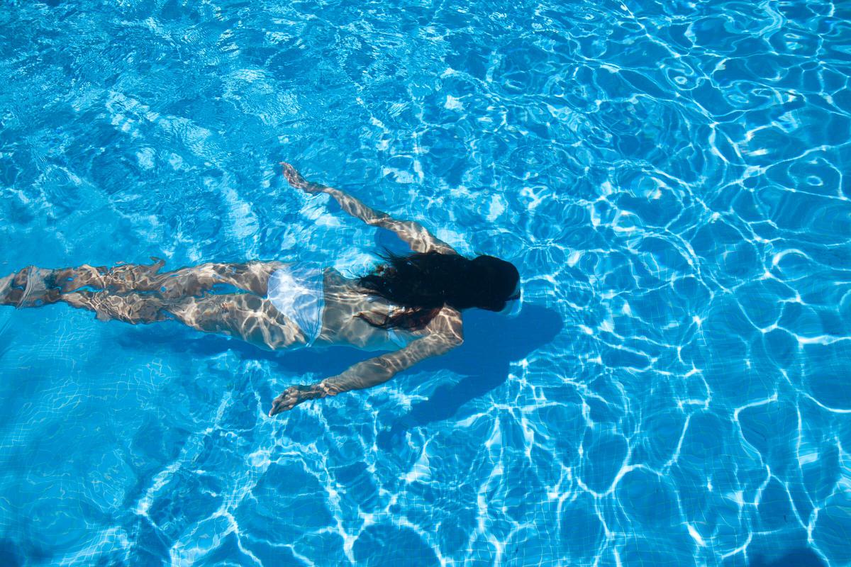 diving bottom of a pool iStock_000050671358_Full.jpg