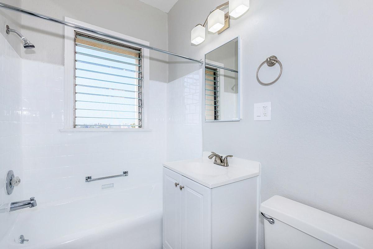 Modern bathroom in Los Angeles, CA