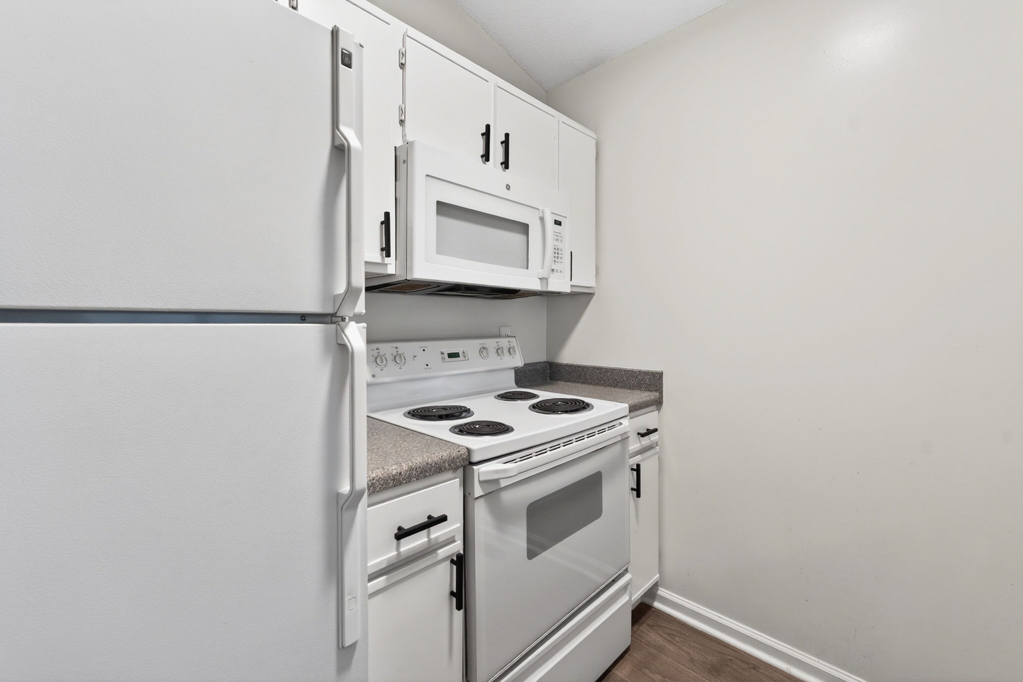 Full Appliance Package including Built-In Microwave Hood Vent - Kitchen