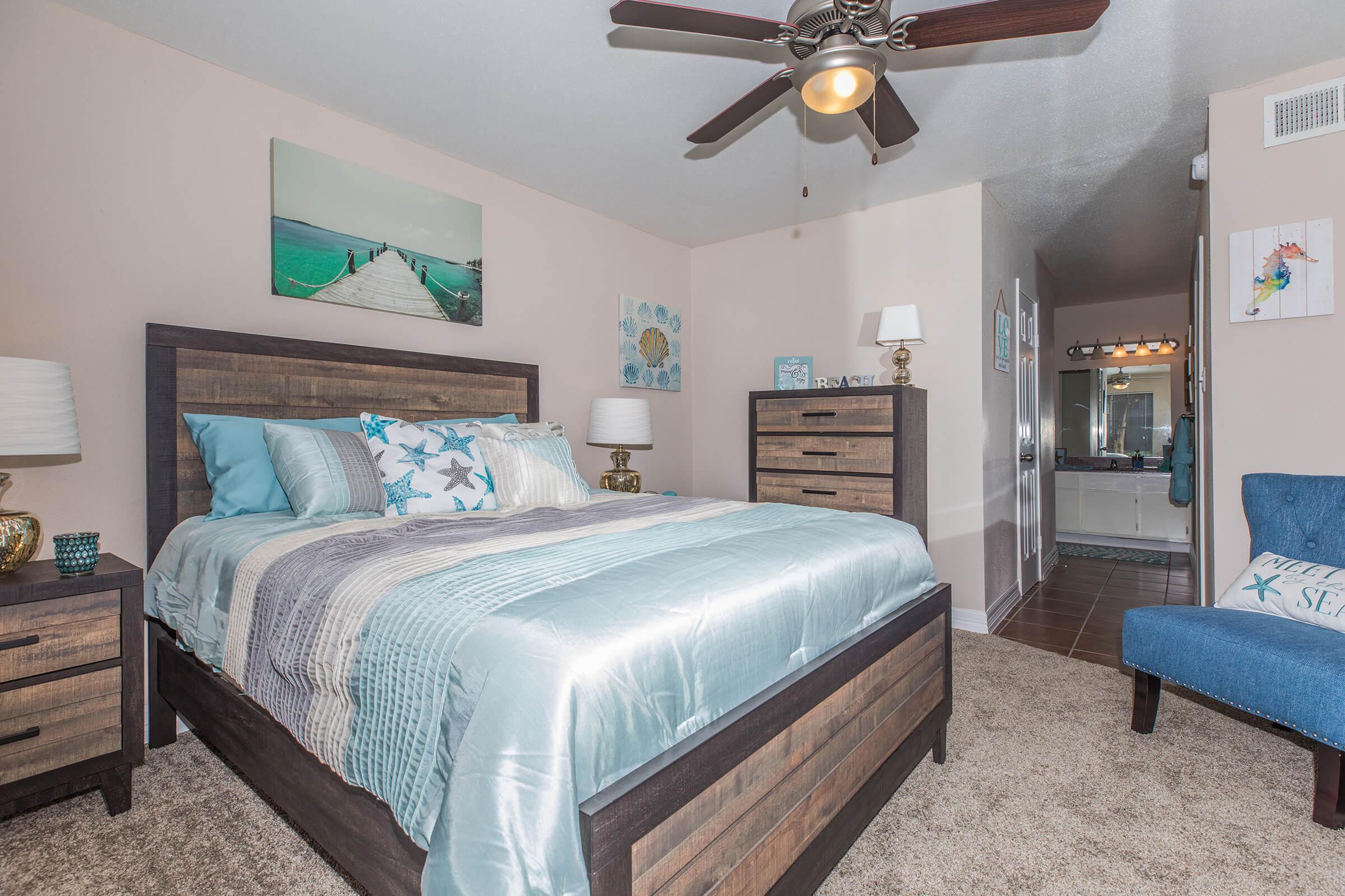 a bedroom with a bed and desk in a hotel room