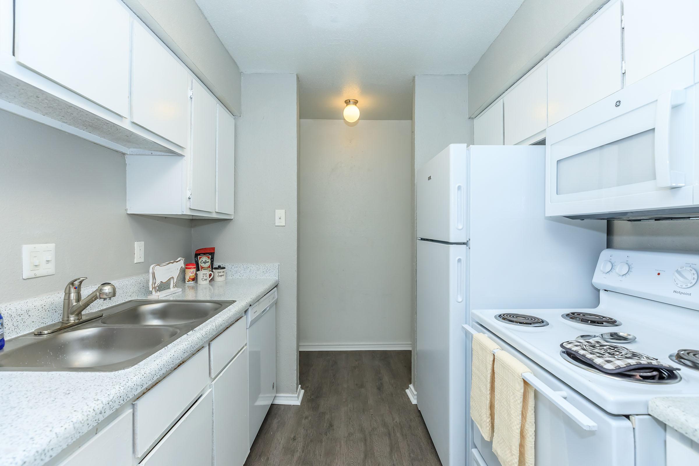 FULLY EQUIPPED KITCHEN IN LAKE JACKSON, TX