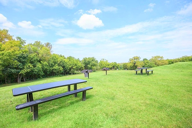 Barbecue and picnic area at Sunrise Apartments