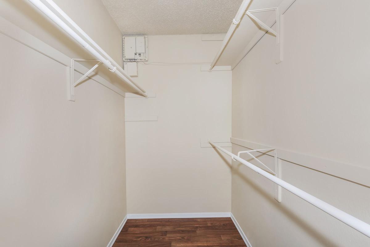 WALK-IN CLOSET