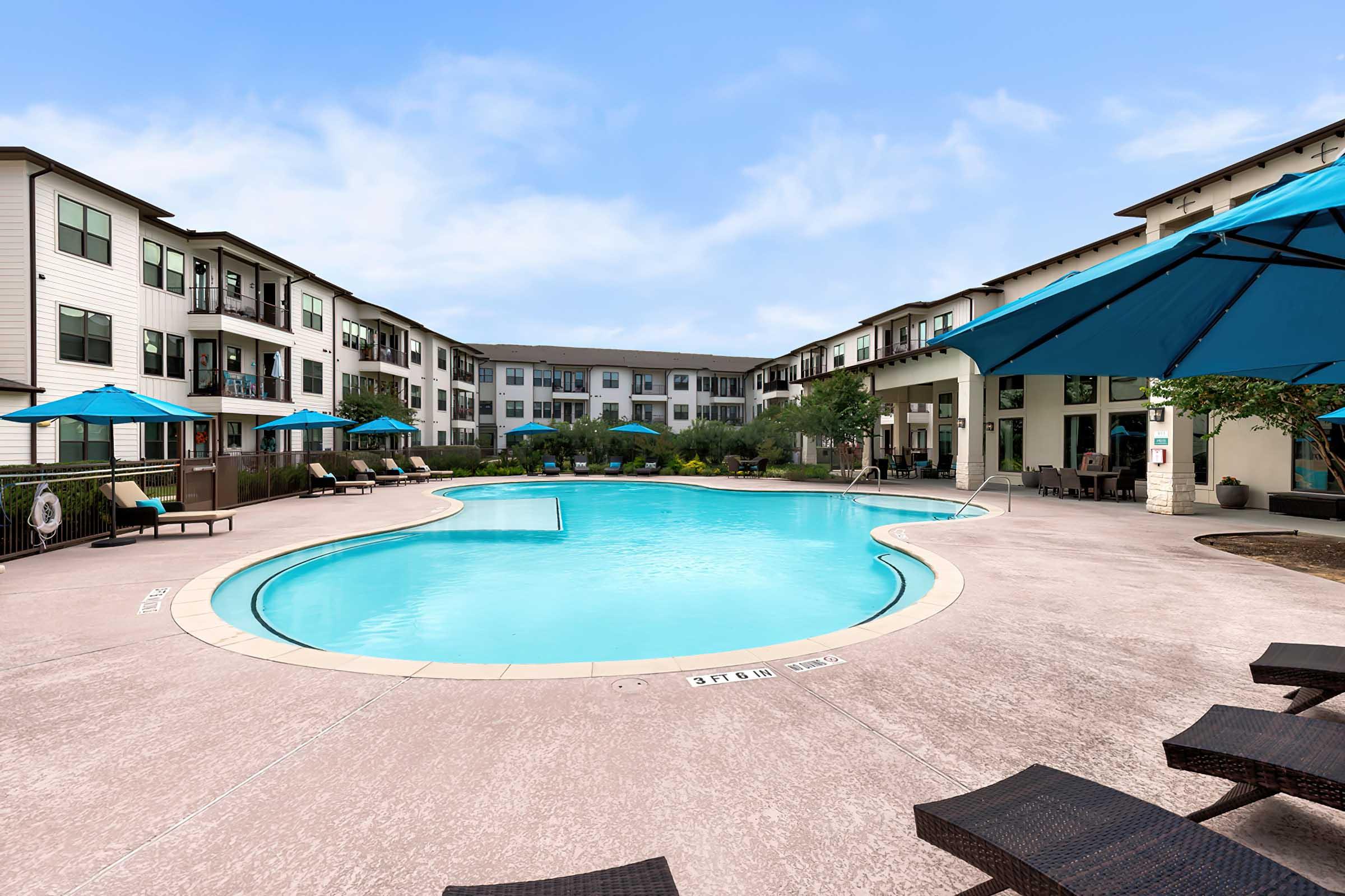 a group of lawn chairs sitting on top of a swimming pool