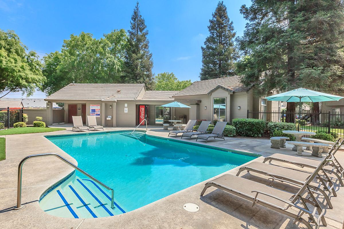 a row of lawn chairs sitting on top of a swimming pool