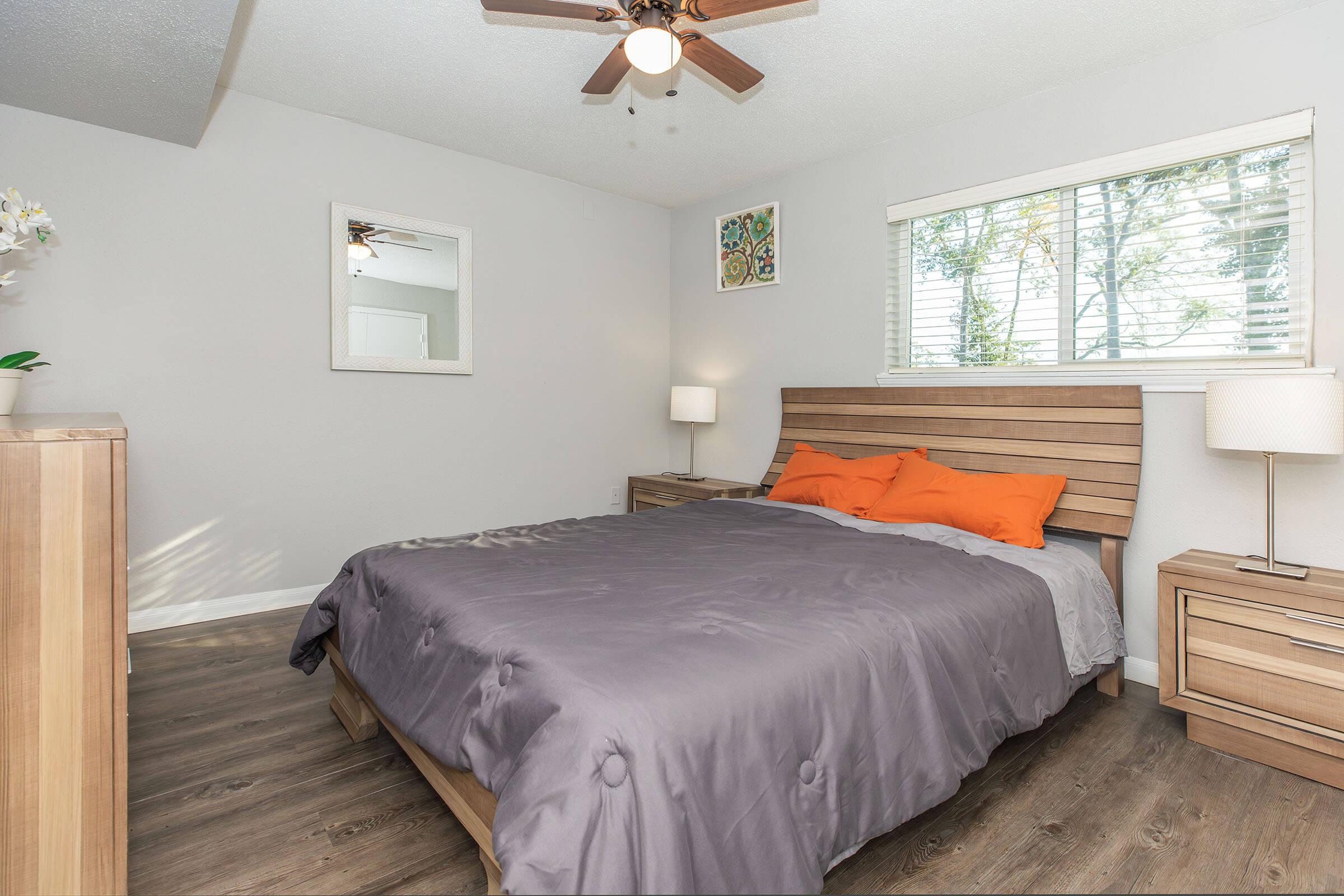 a bedroom with a bed and desk in a hotel room