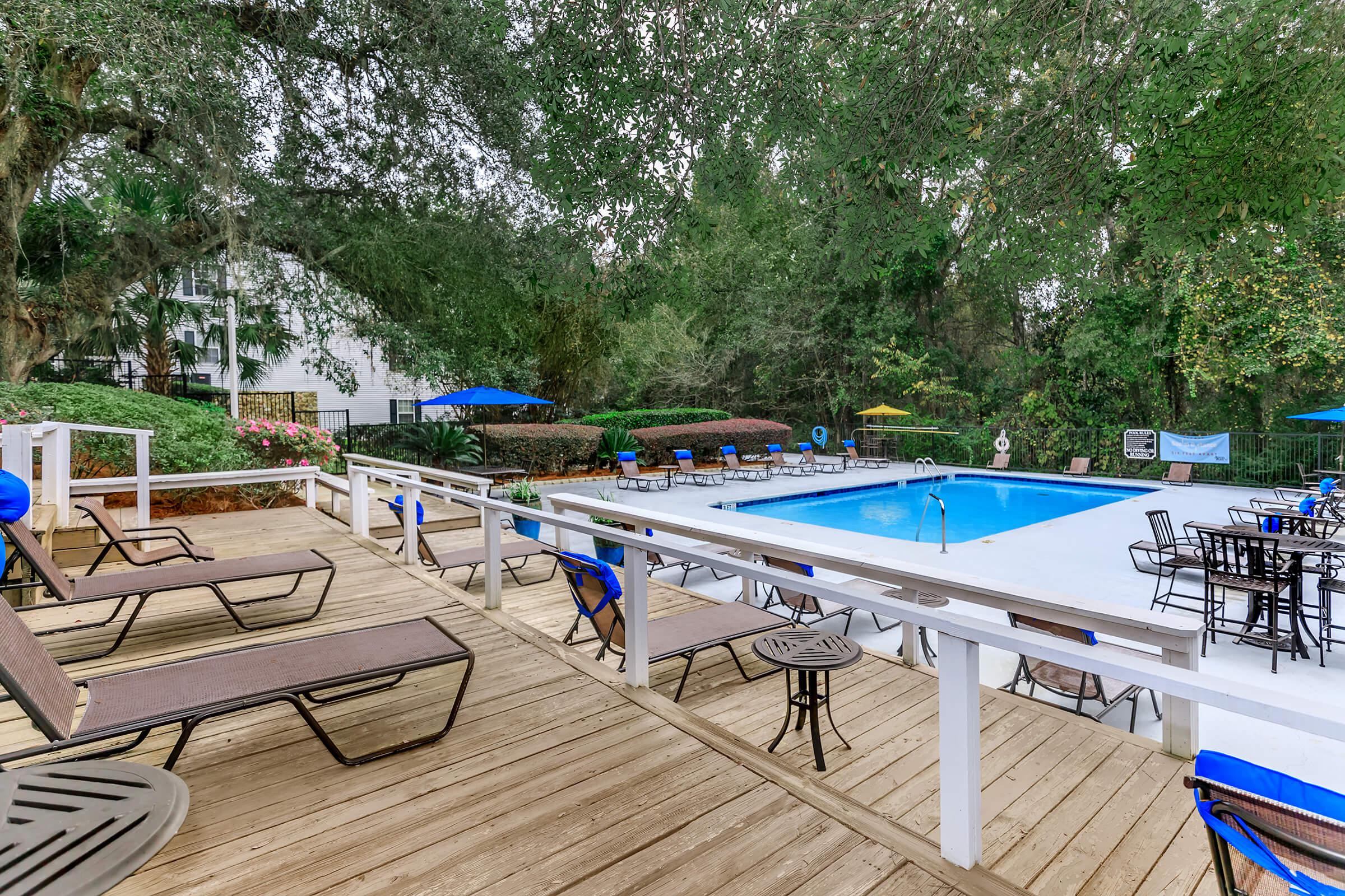 LOUNGE POOLSIDE