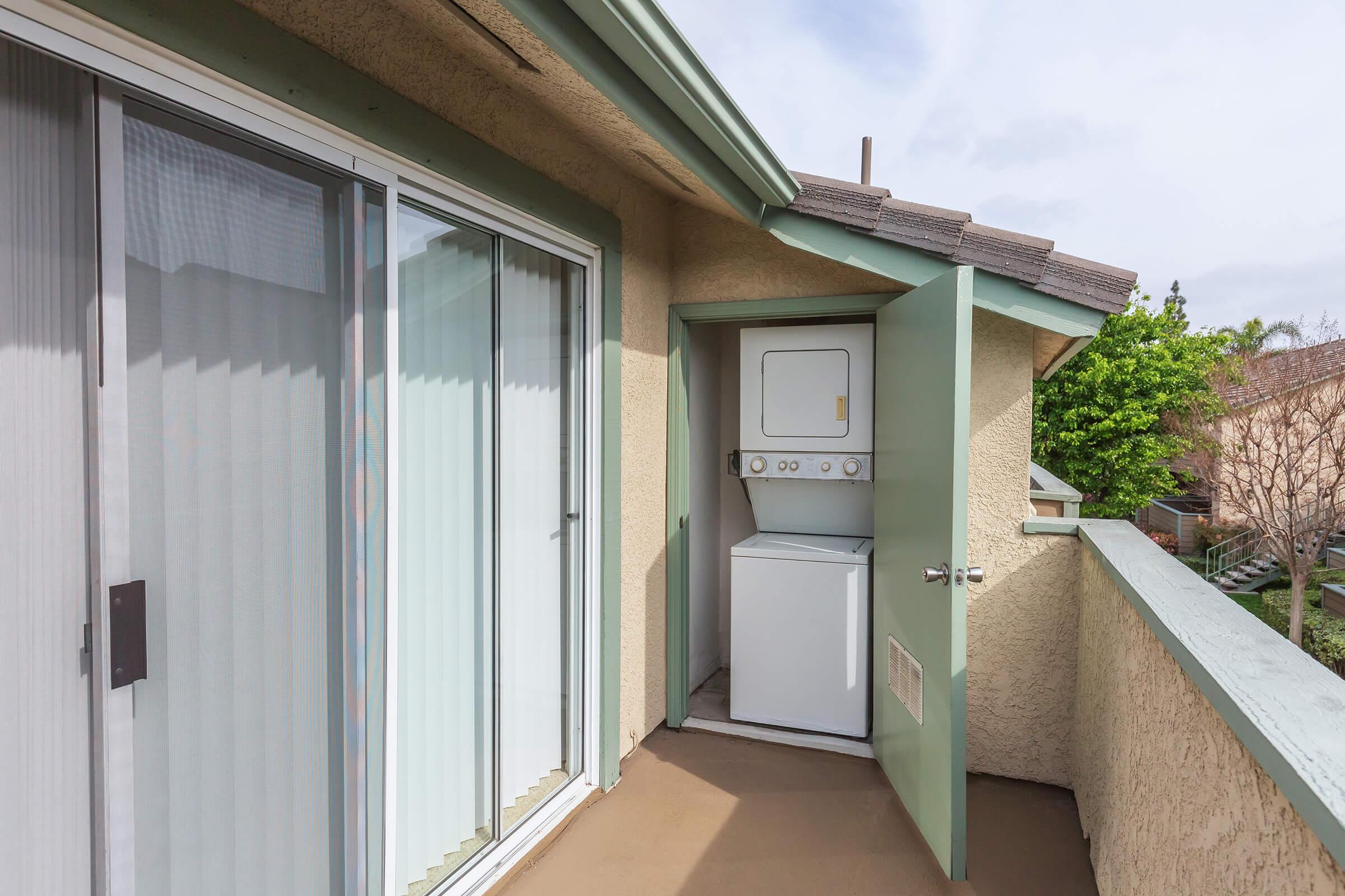 Patio with washer and dryer