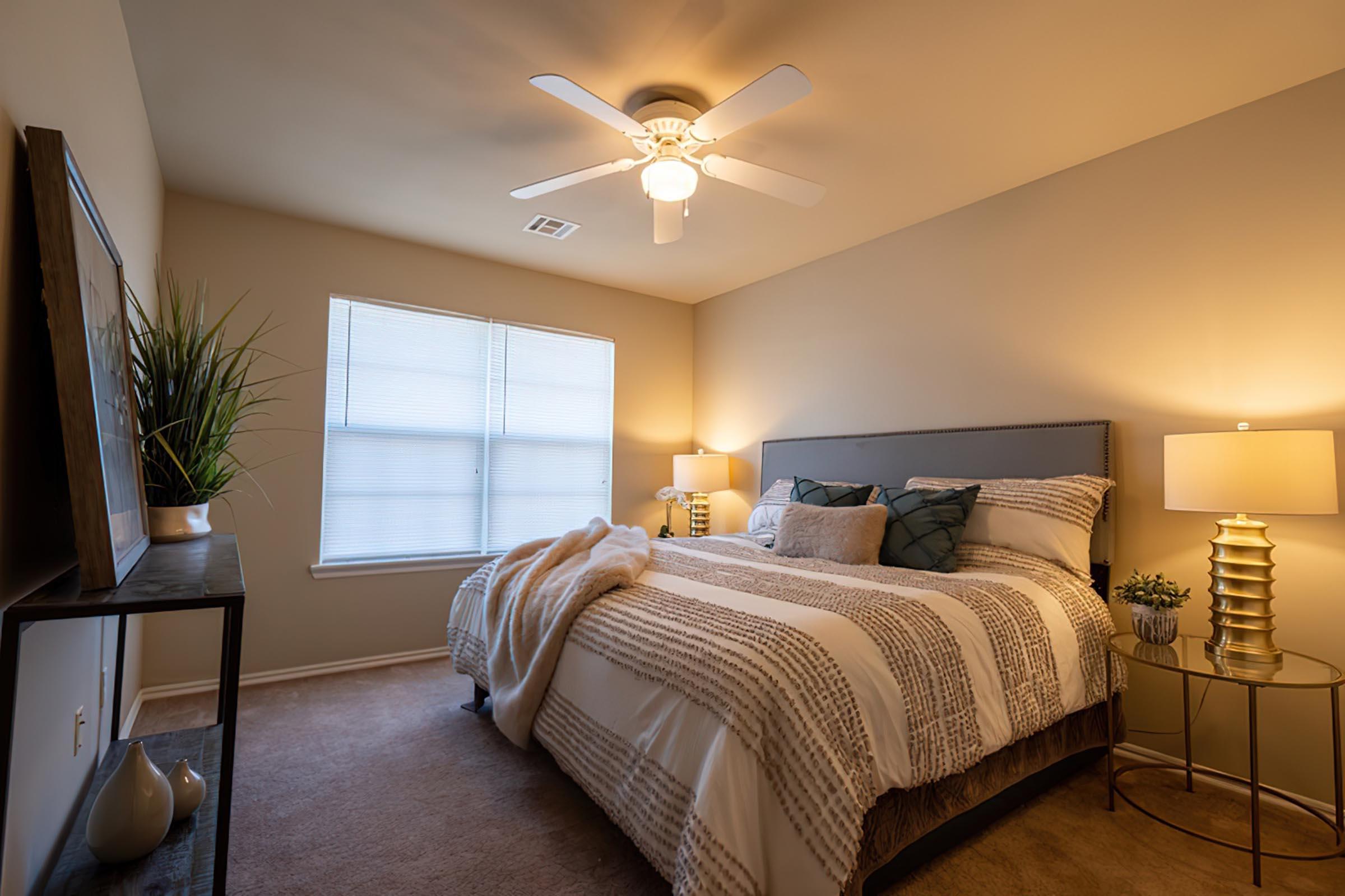 a bedroom with a bed and desk in a hotel room