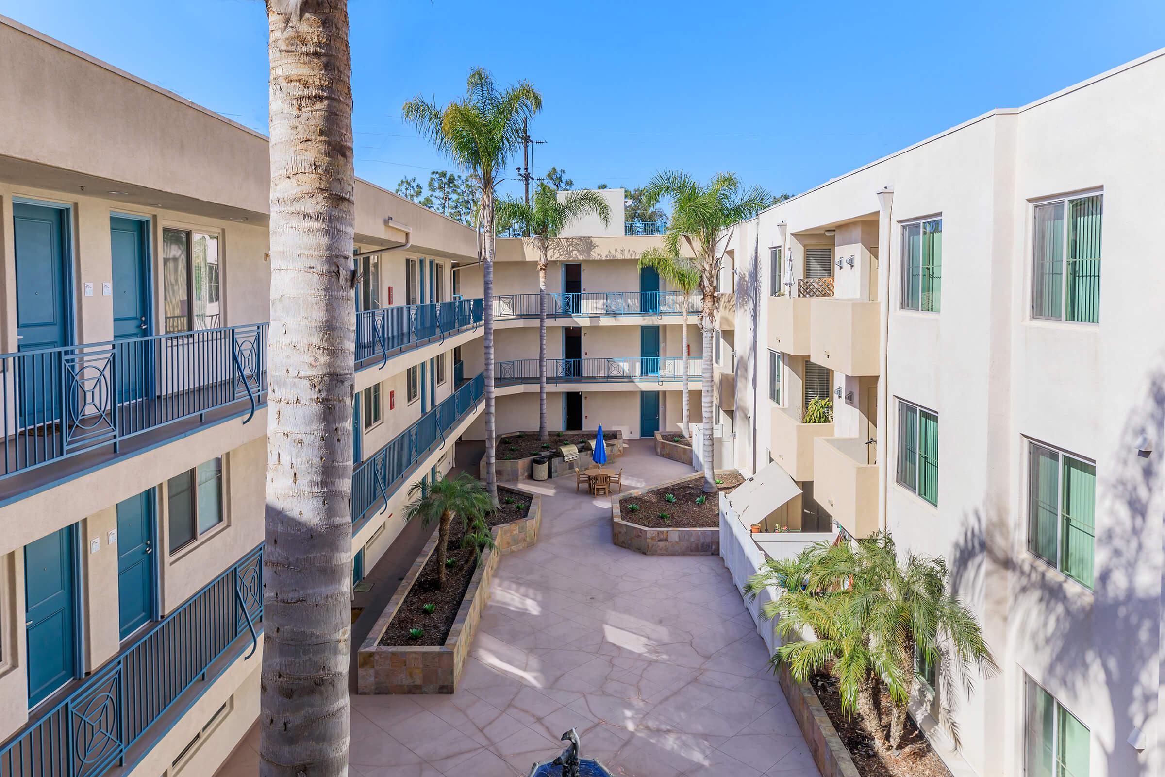 Del Rey Club Apartments community courtyard