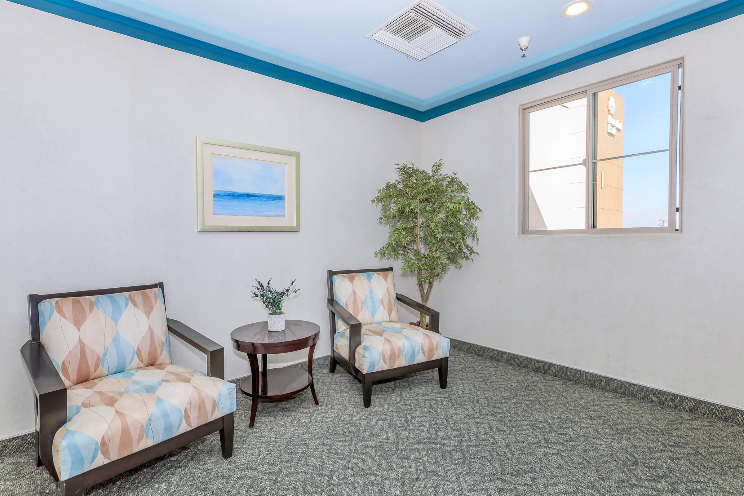 Del Rey Club Apartments community room with two chairs