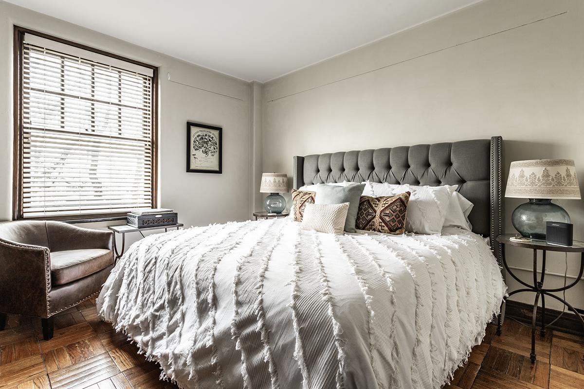 a bedroom with a bed in a hotel room