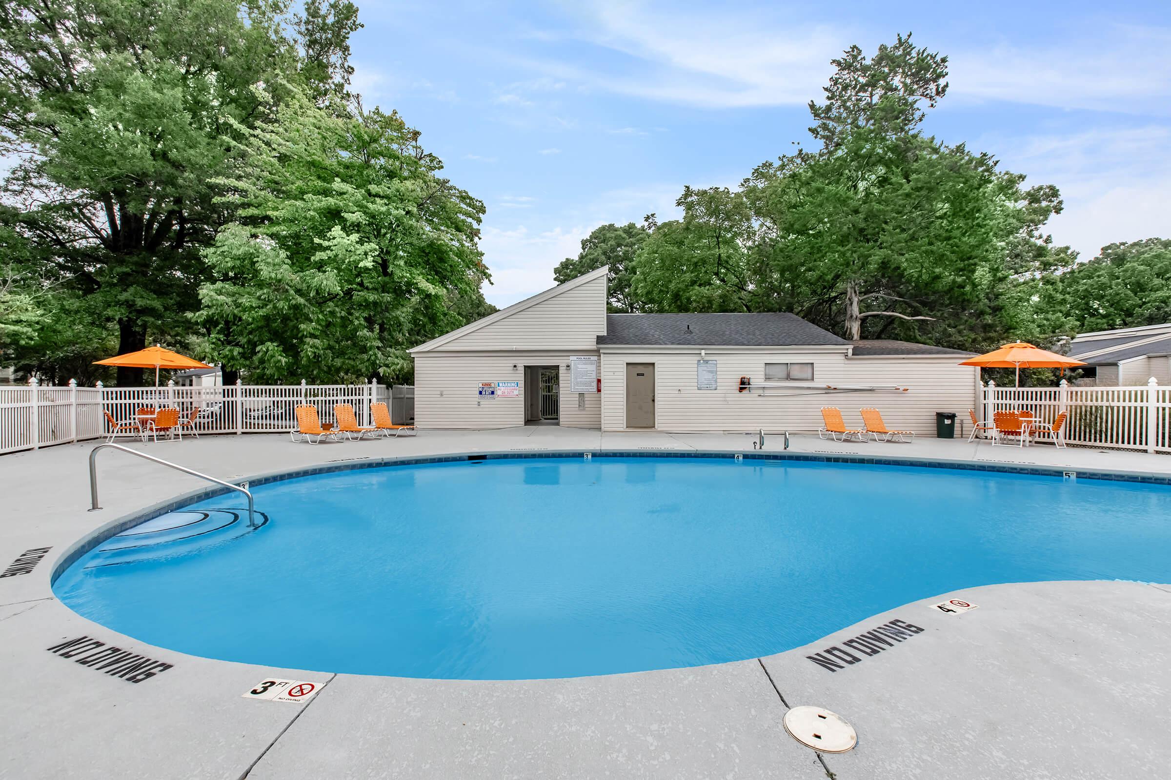 a group of lawn chairs sitting on top of a swimming pool