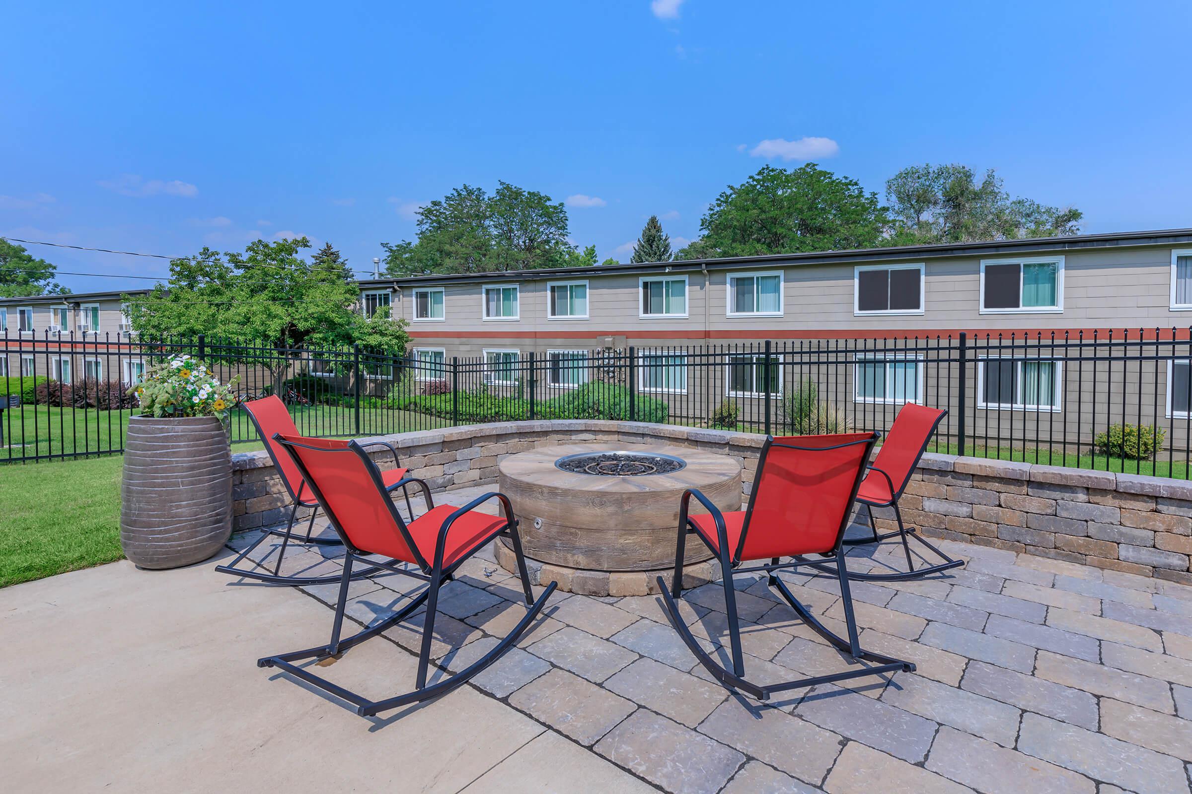 a group of lawn chairs sitting on top of a building