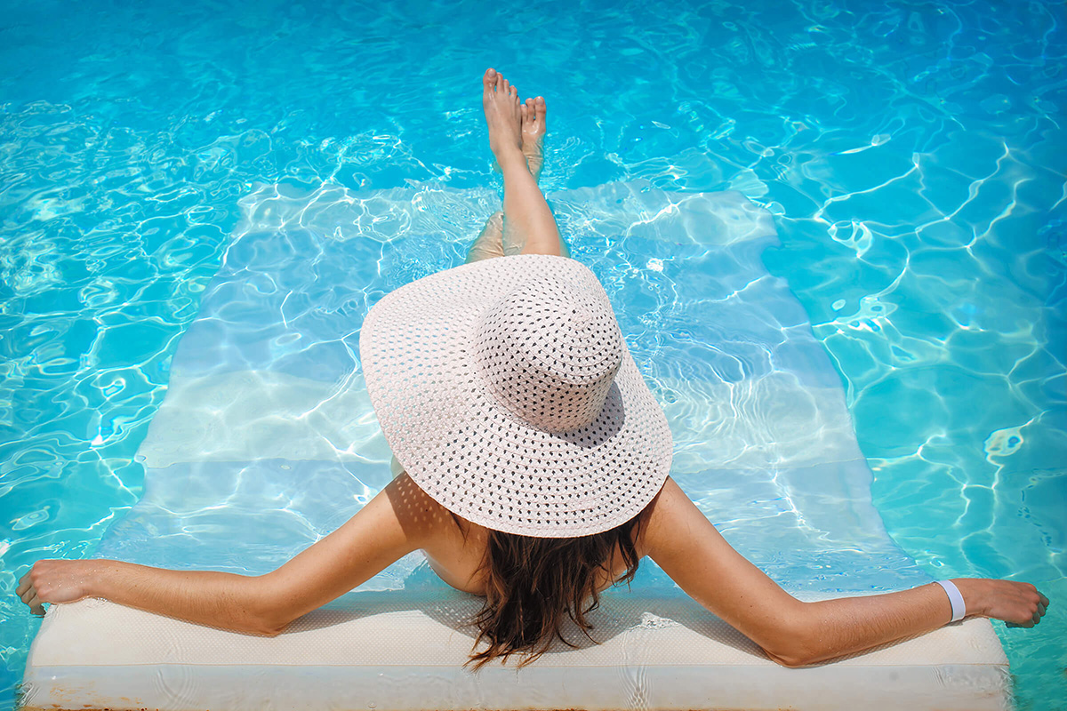 RELAX IN THE SWIMMING POOL