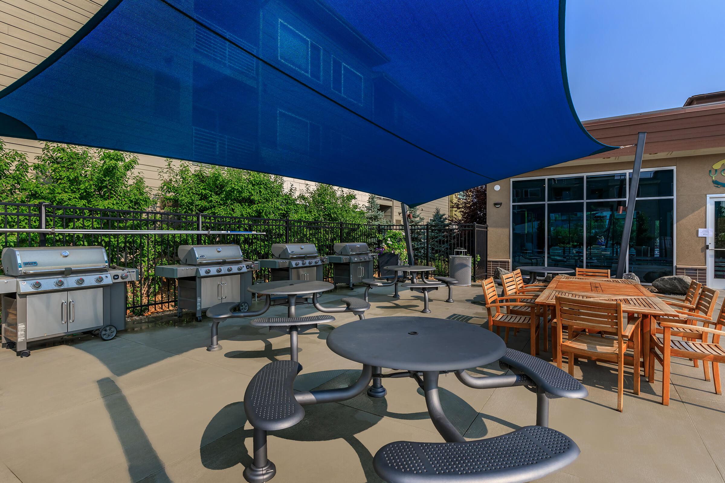 a group of lawn chairs sitting on top of a building