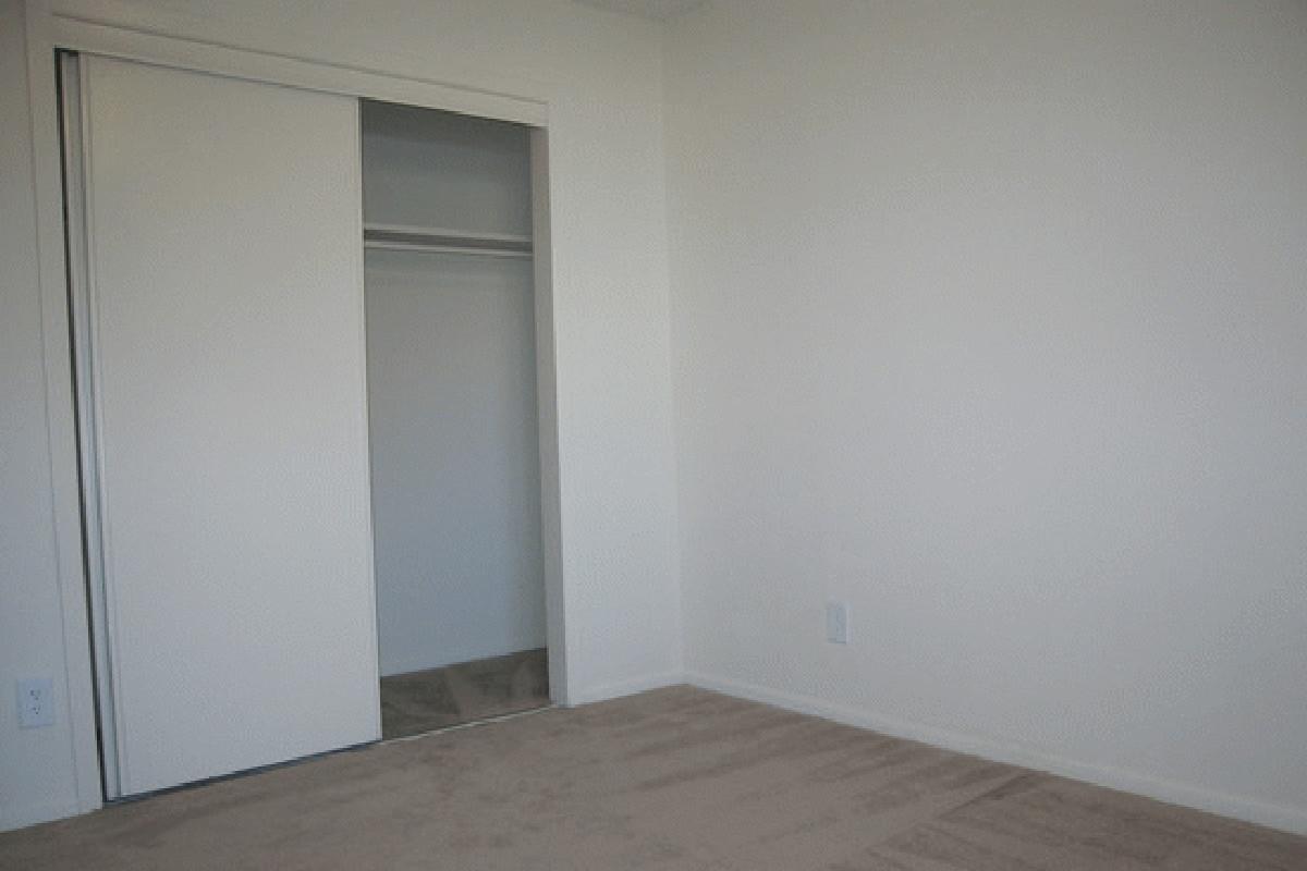 1 bed walk in closet.jpg