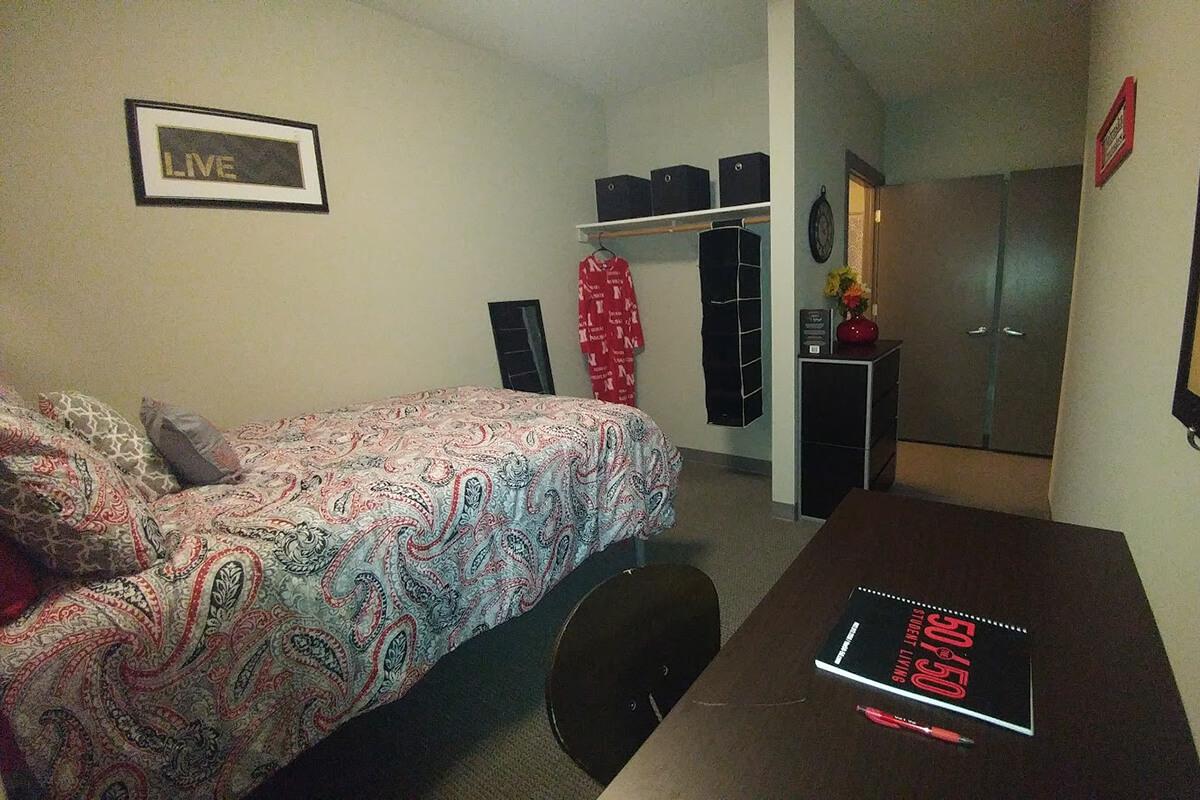 820 Red room wide angle.jpg