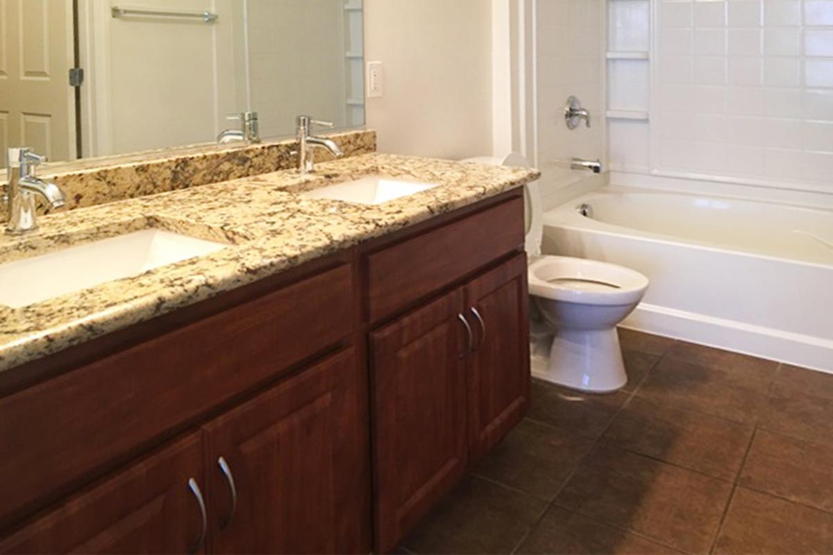 6211 Master bath.jpg