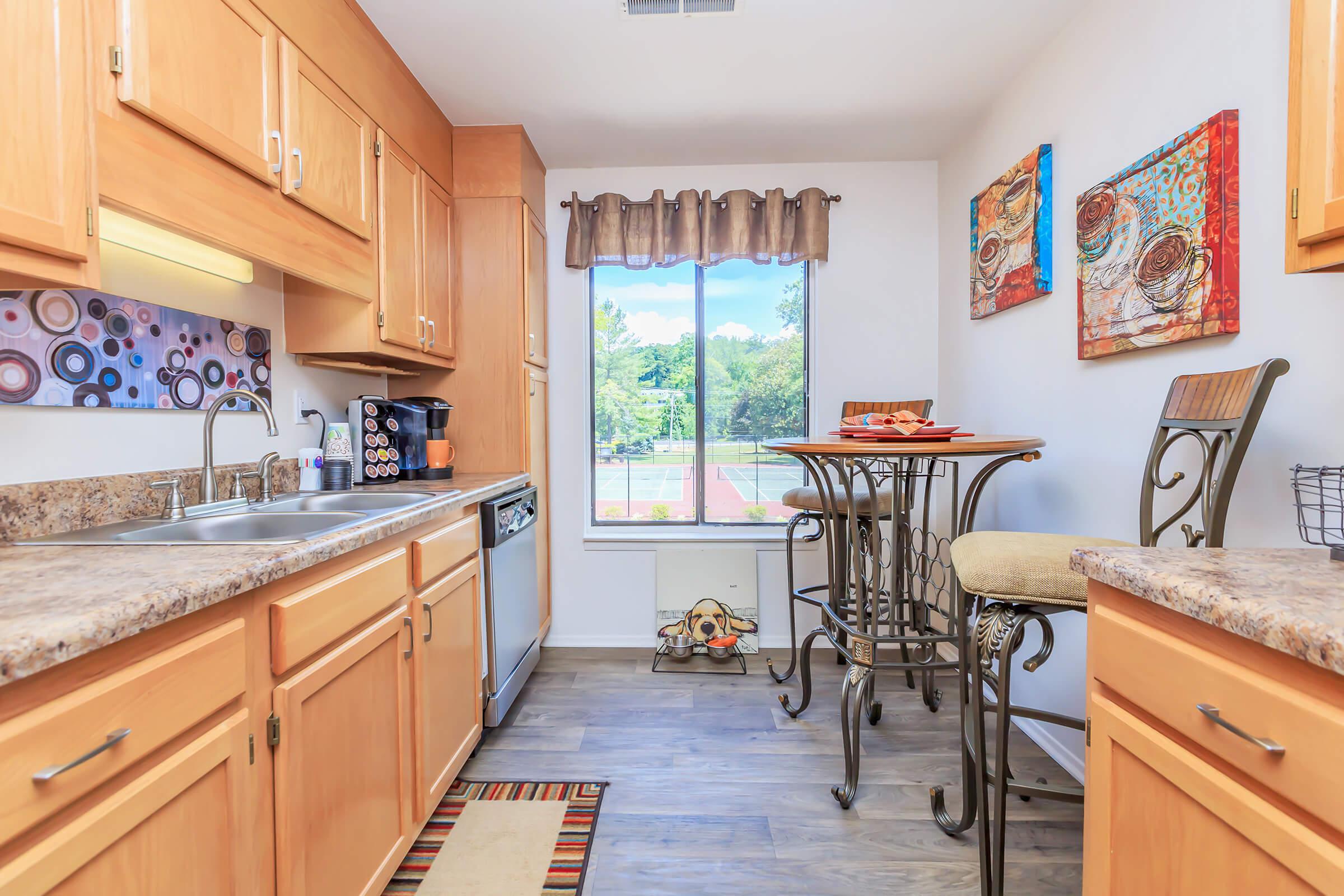 ENJOY THE COOK-FRIENDLY KITCHEN WITH FULL-SIZE WINDOW