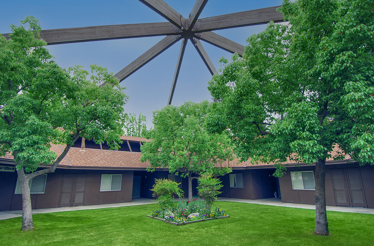 photo of Redwood Glen Apartments grounds