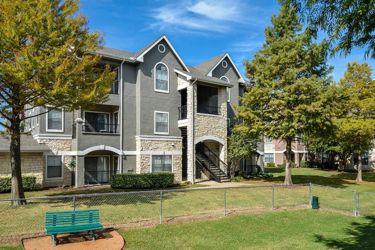 The Vineyards Apartments in Frisco, TX - Dog Park 01.jpg