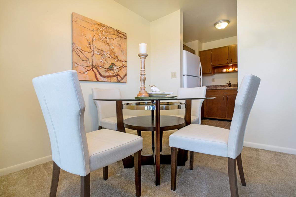 Dining to kitchen.jpg