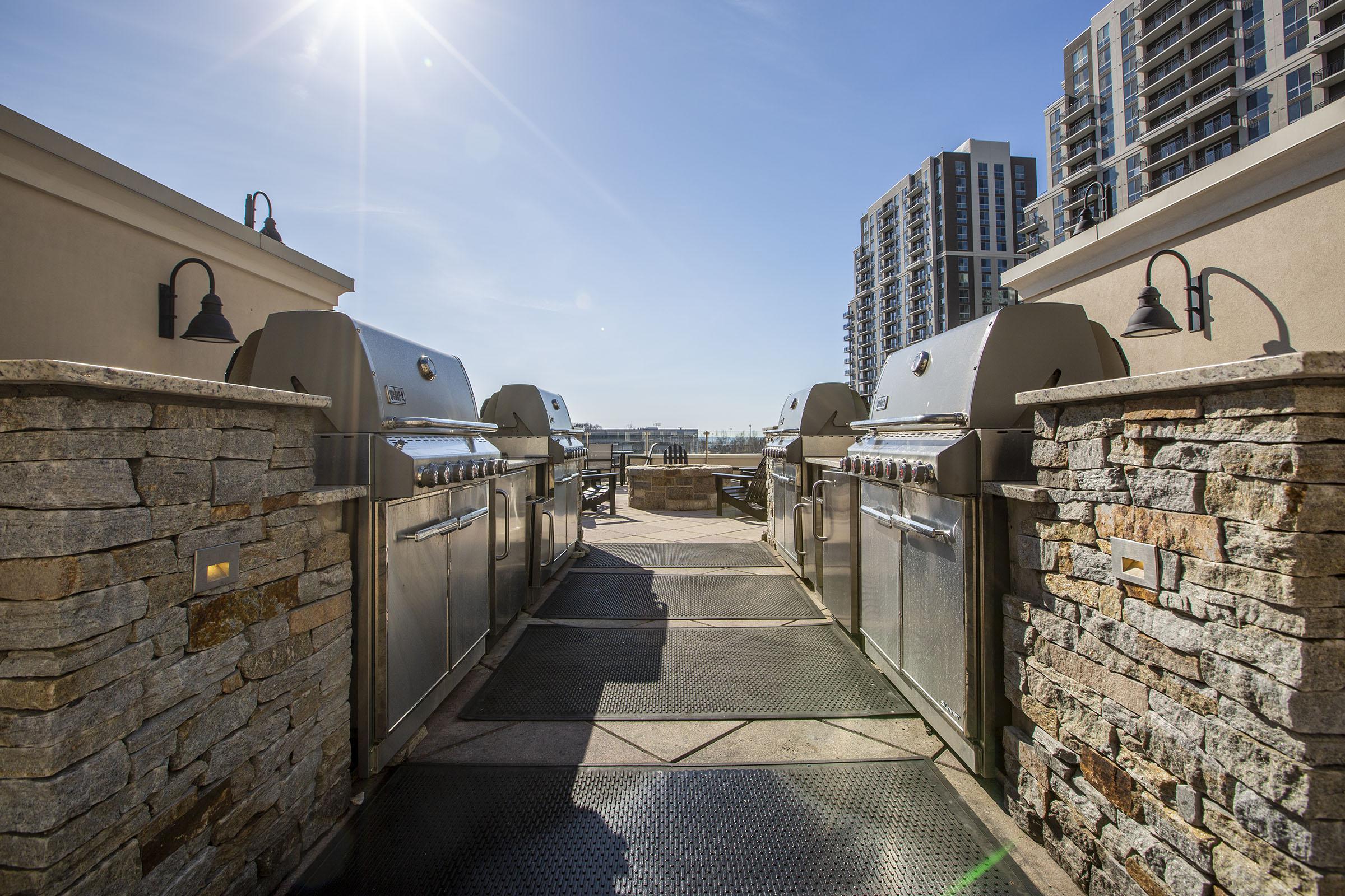 RELAXING BARBECUE AREA AT 101 PARK PLACE AT HARBOR POINT APARTMENTS