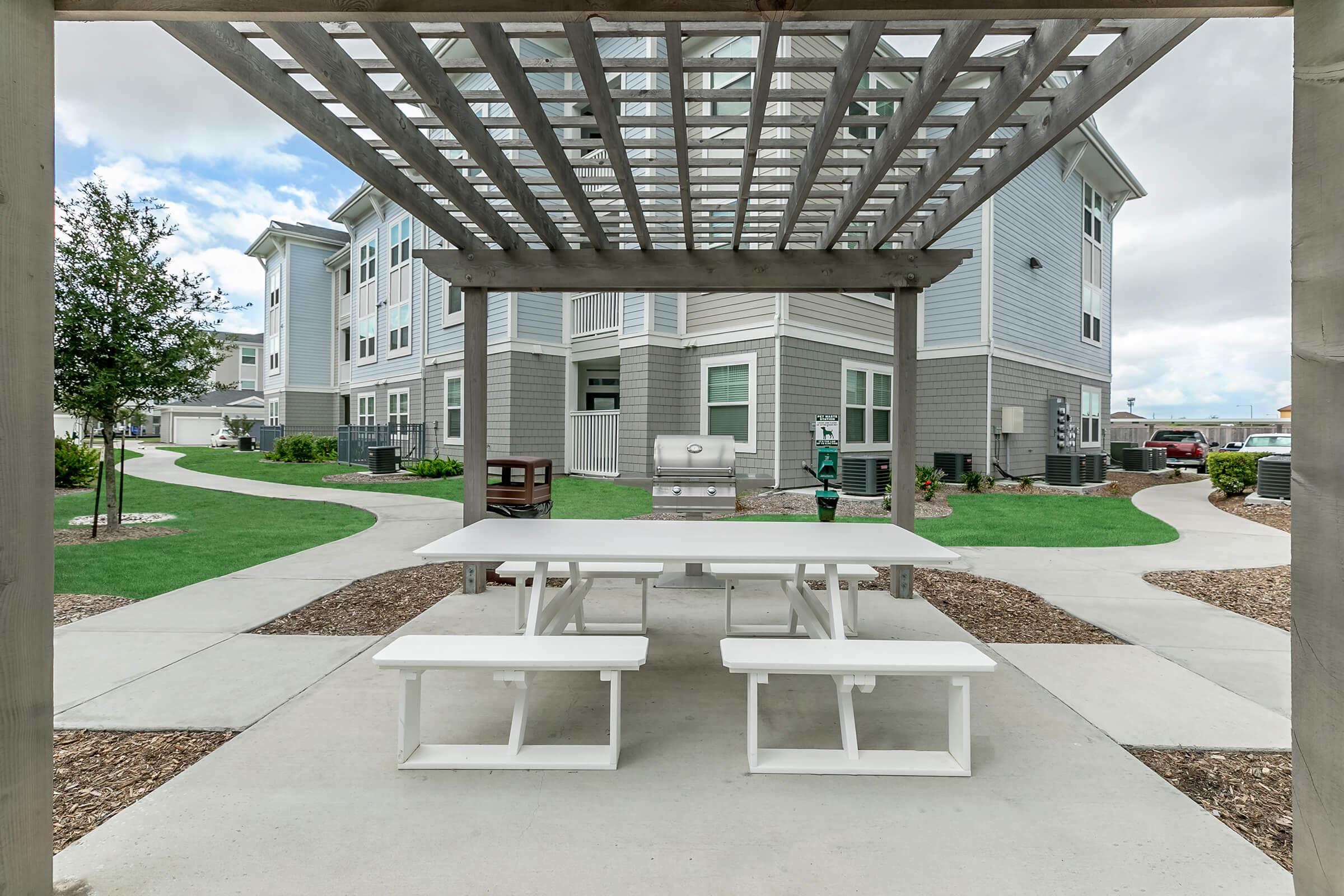 an empty park bench next to a building