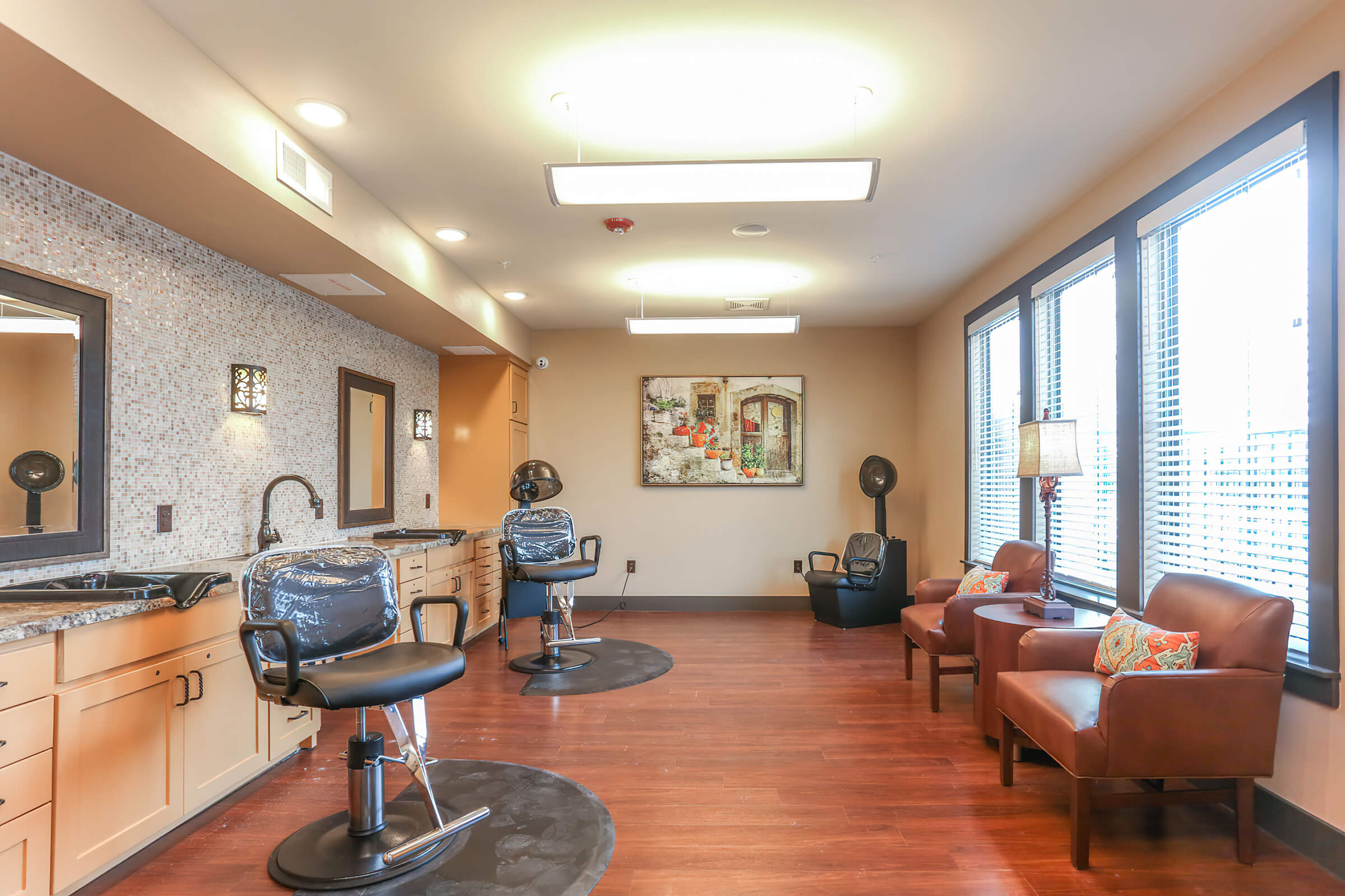 Stay Looking Chic with the Beauty and Barber Salon