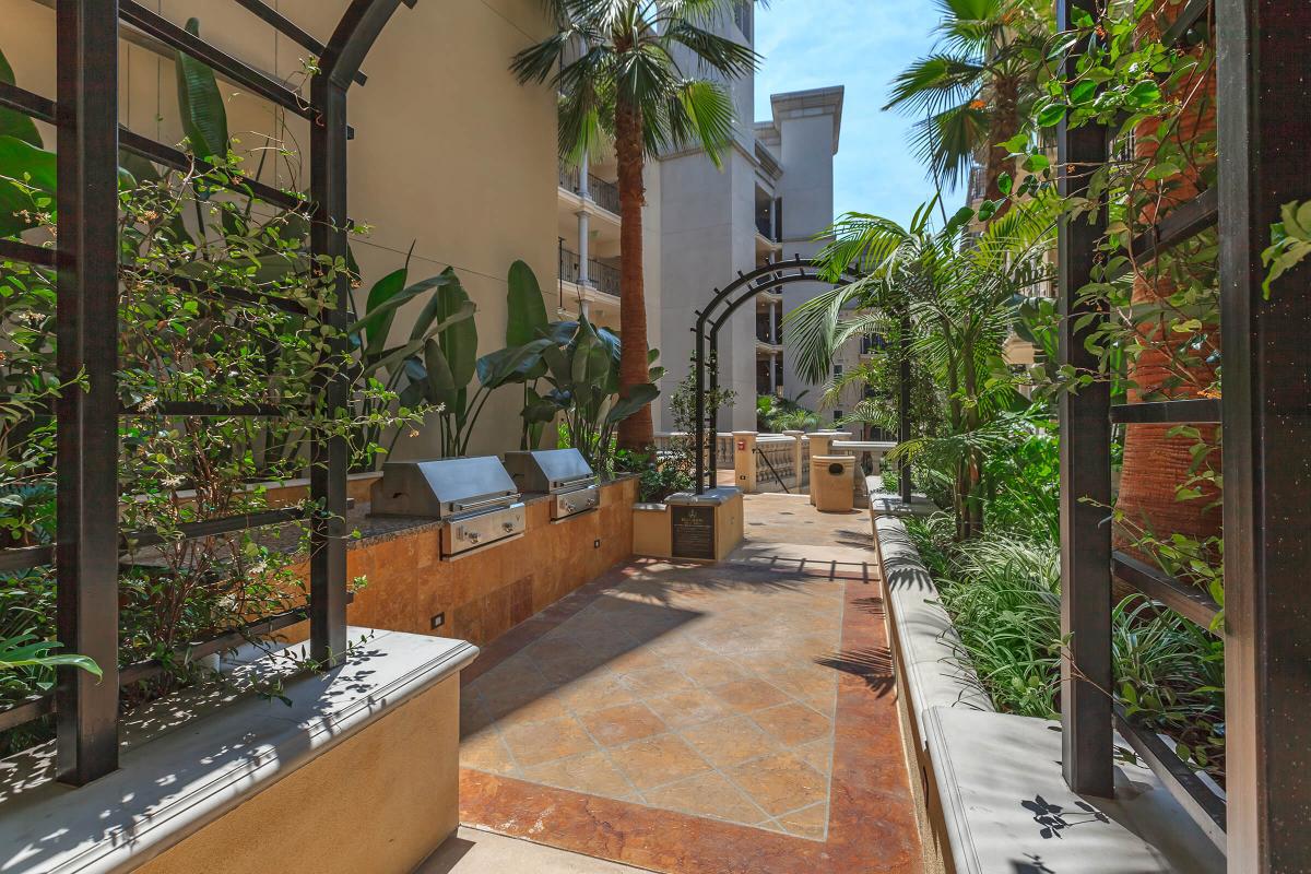 Broadway Palace Apartments - Amenities