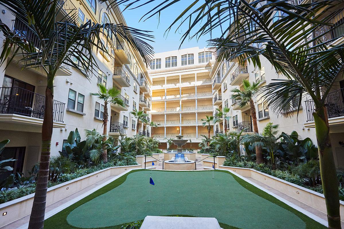 Broadway Palace Apartments - Golf