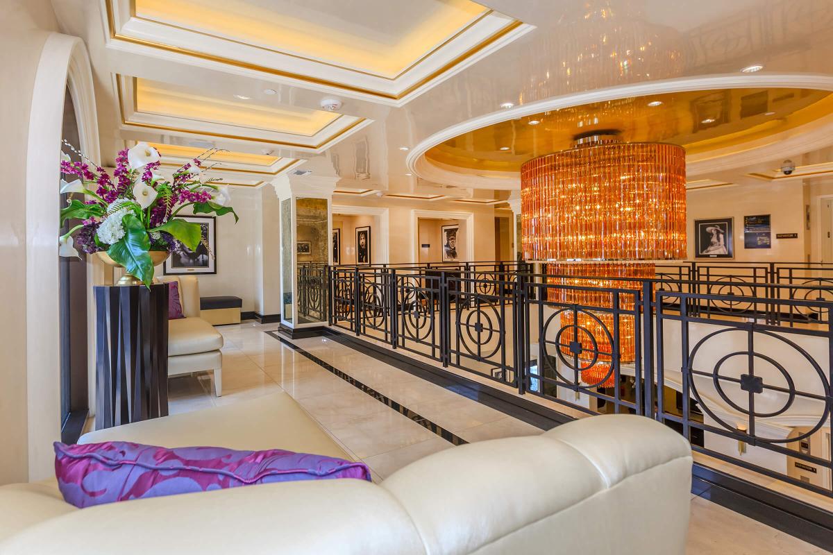Broadway Palace Apartments - Karaoke Lounge