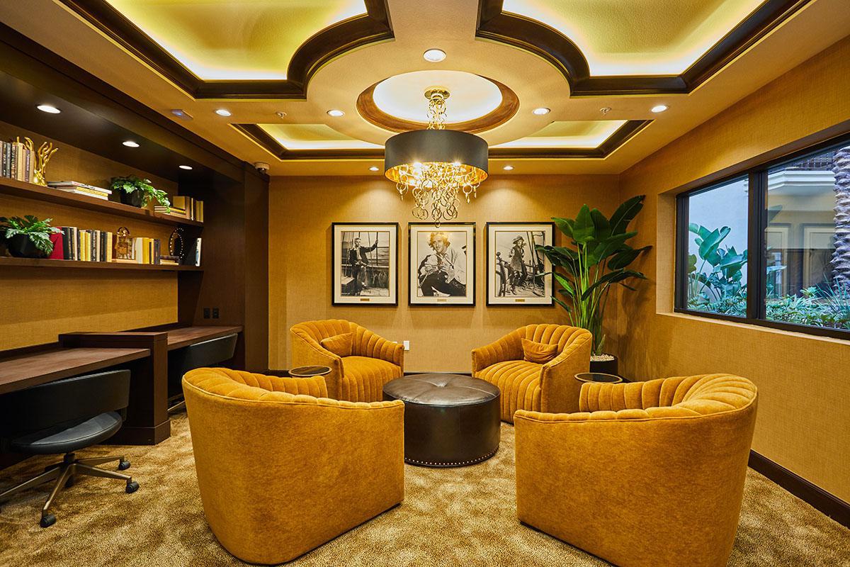 Broadway Palace Apartments - Lobby
