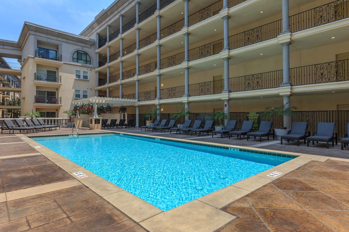 Broadway Palace Apartments - Pool