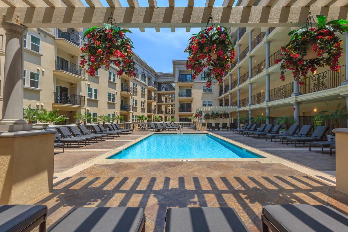 Broadway Palace Apartments - Pool