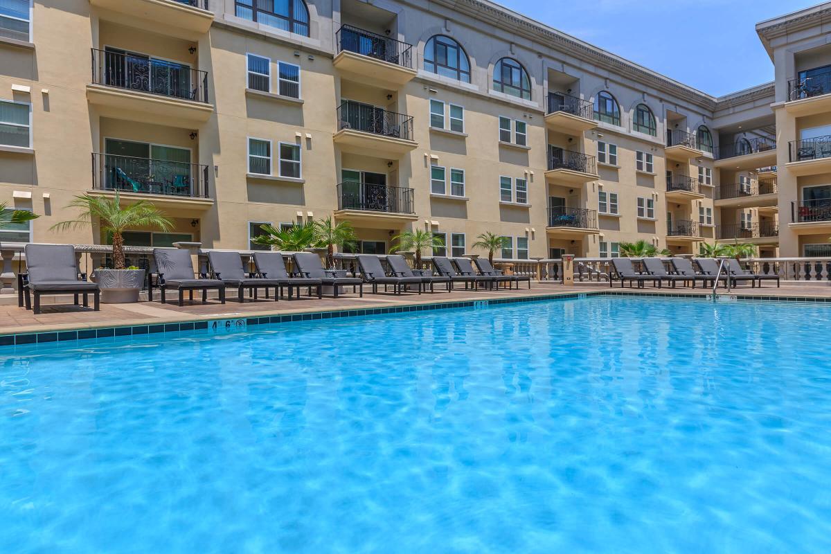 Broadway Palace Apartments - Pool