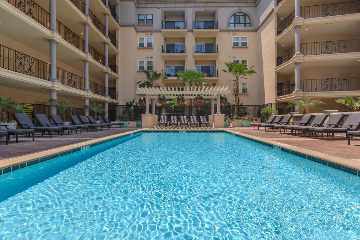Broadway Palace Apartments - Pool