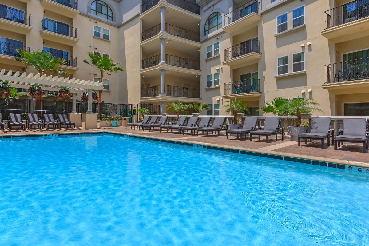 Broadway Palace Apartments - Pool
