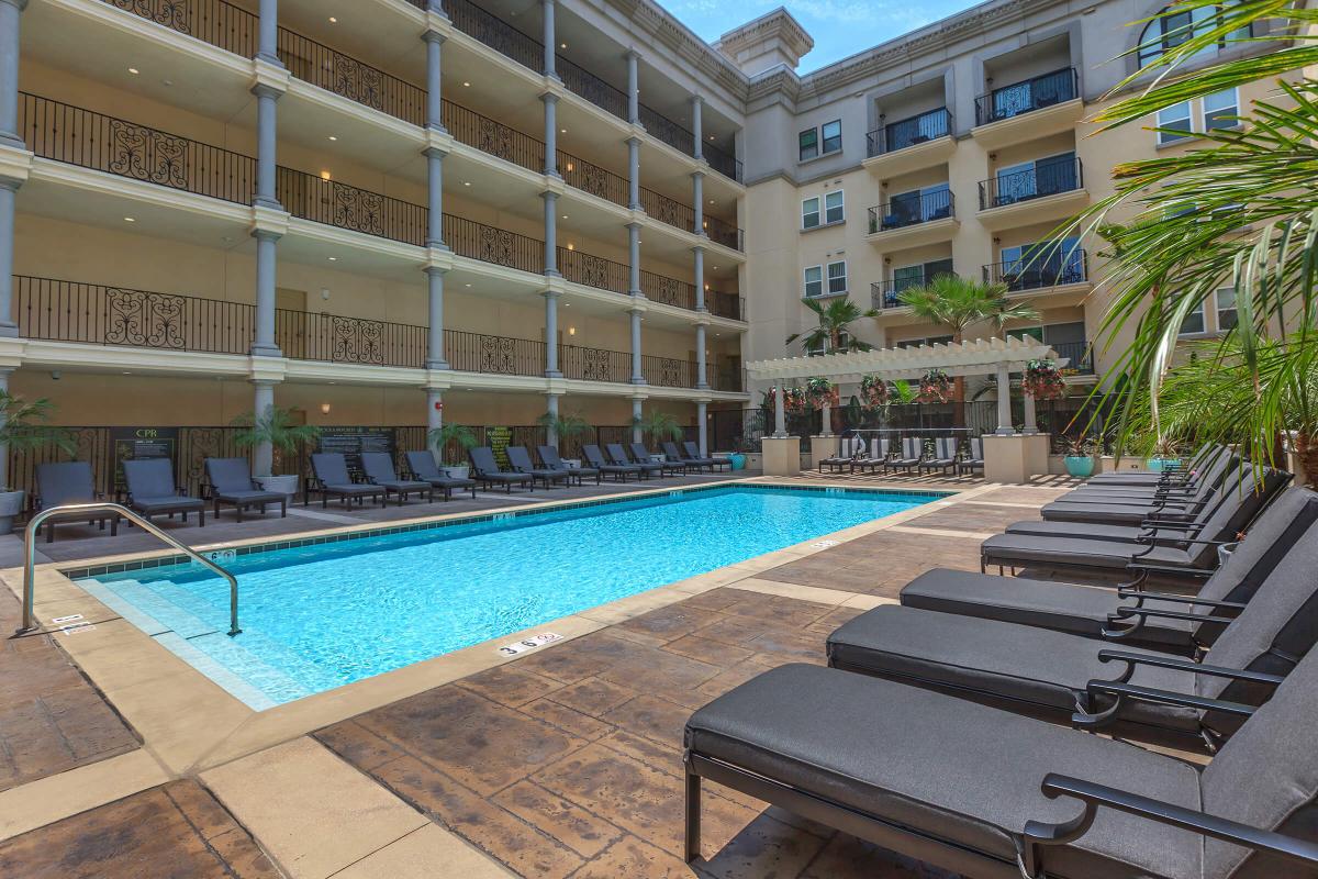 Broadway Palace Apartments - Pool