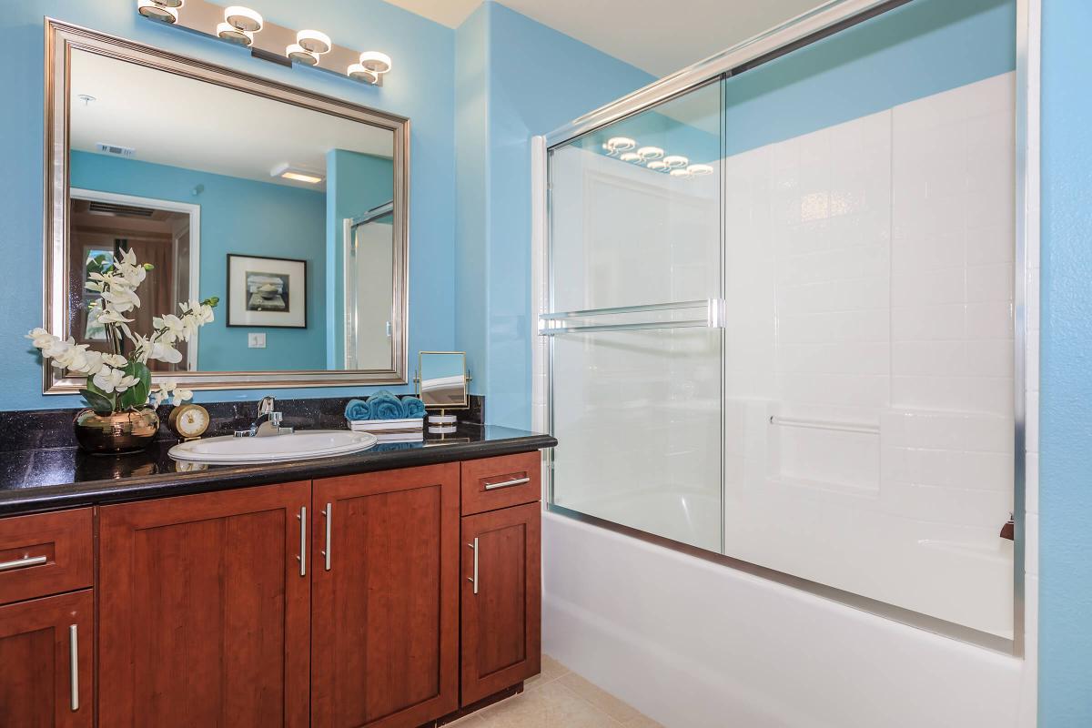 Broadway Palace Apartments - Bathroom
